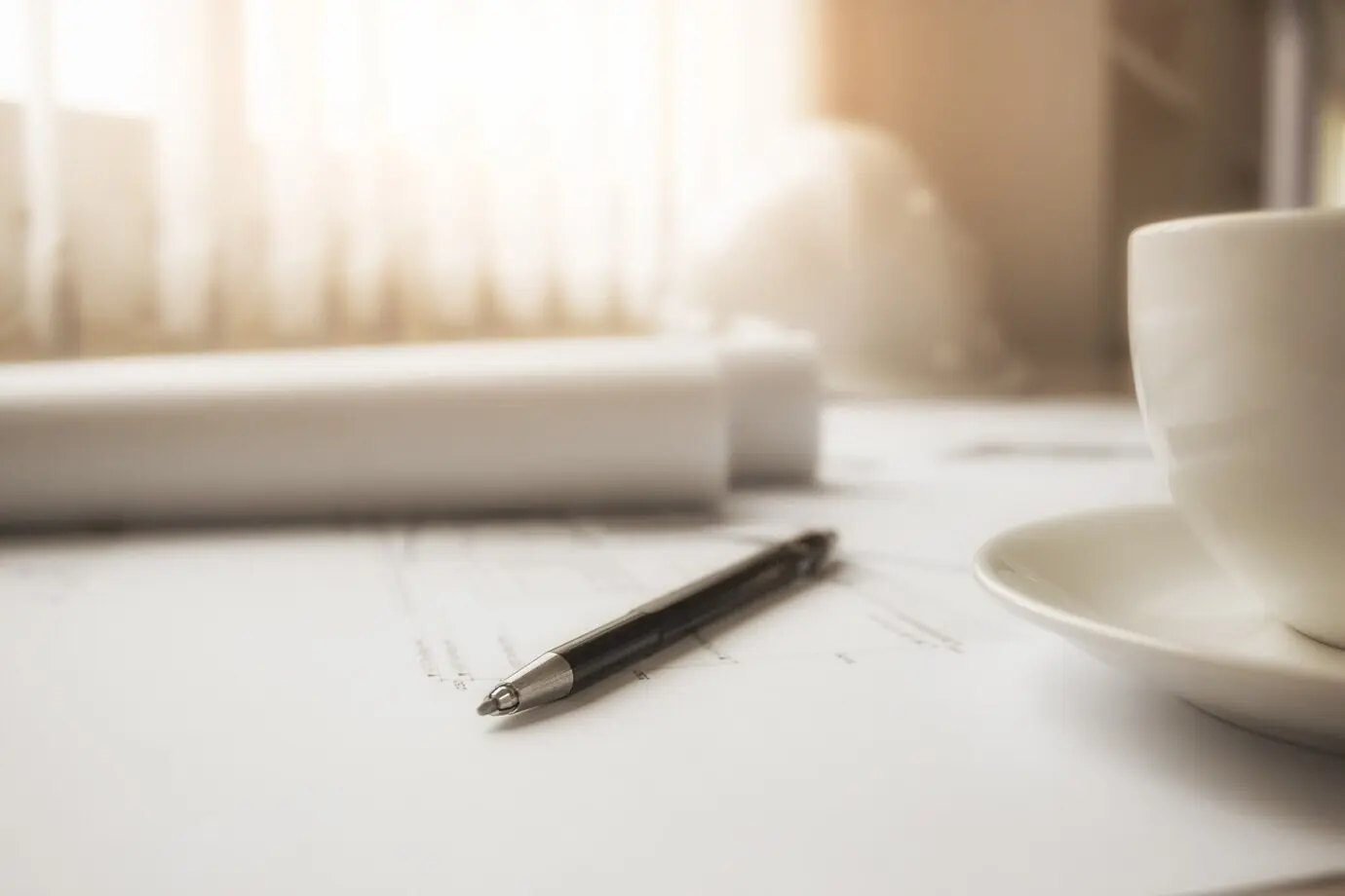 Bild von Gegenständen des Ingenieurwesens auf einem Arbeitsplatz in Draufsicht. Konstruktionskonzept. Ingenieurwerkzeuge. Vintage-Tonung, Retro-Filter-Effekt, weicher Fokus (selektiver Fokus).