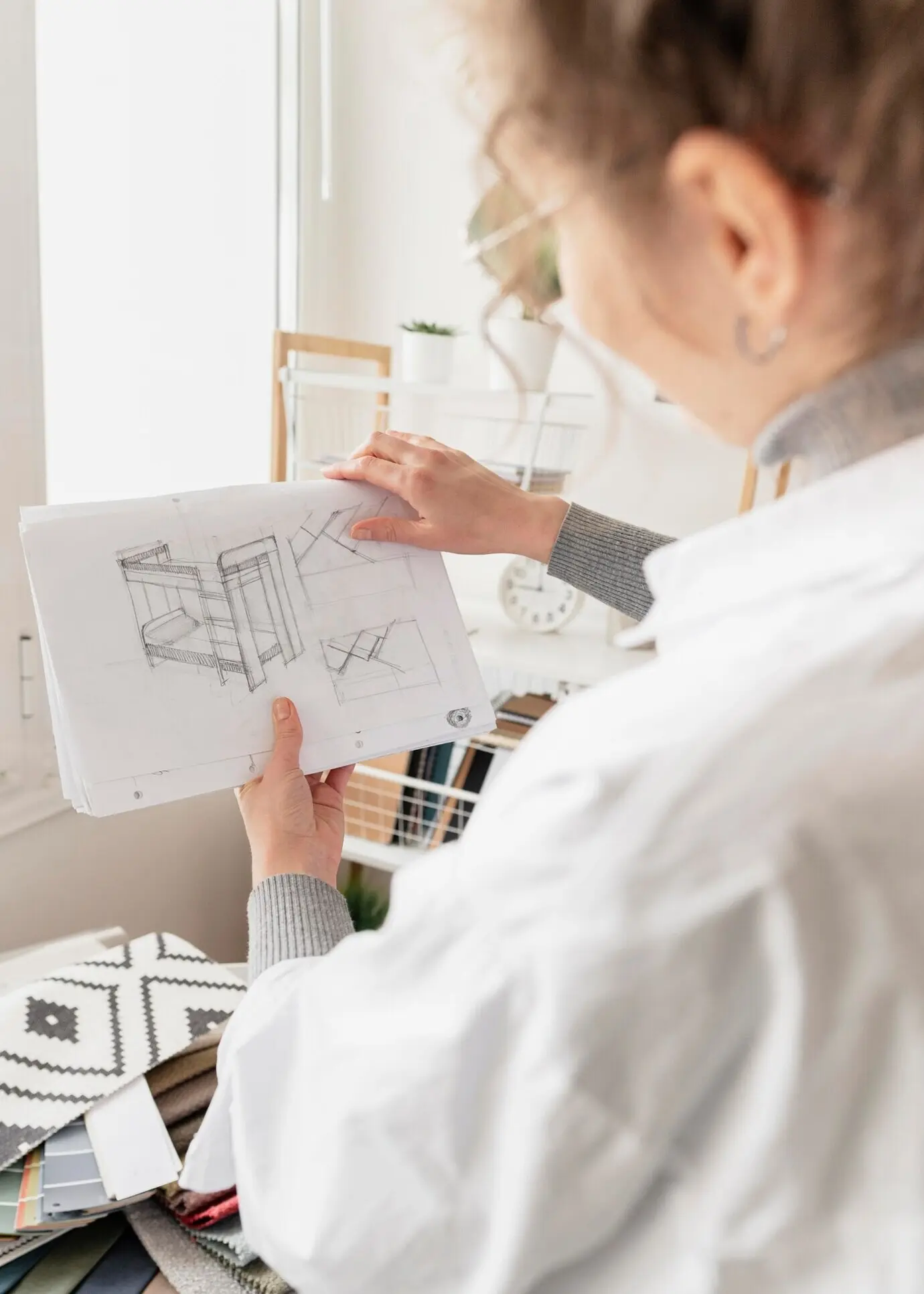 Großaufnahme einer Frau, die ein Projekt hält