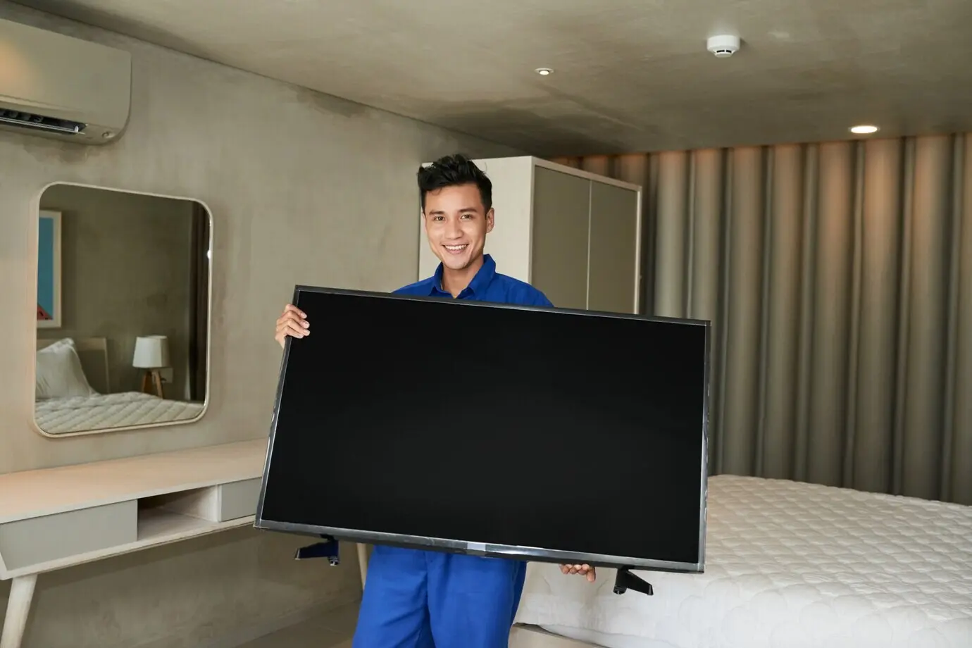 Techniker/in mit Fernsehgerät