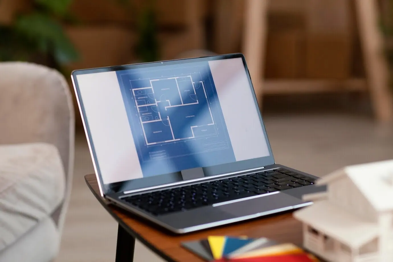 Notebook und Farbpalette zur Renovierung zu Hause