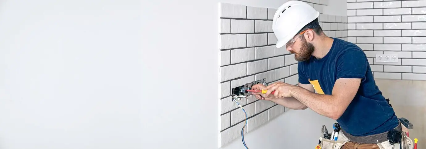 Bauelektriker bei der Arbeit: Installation von Steckdosen und Schaltern